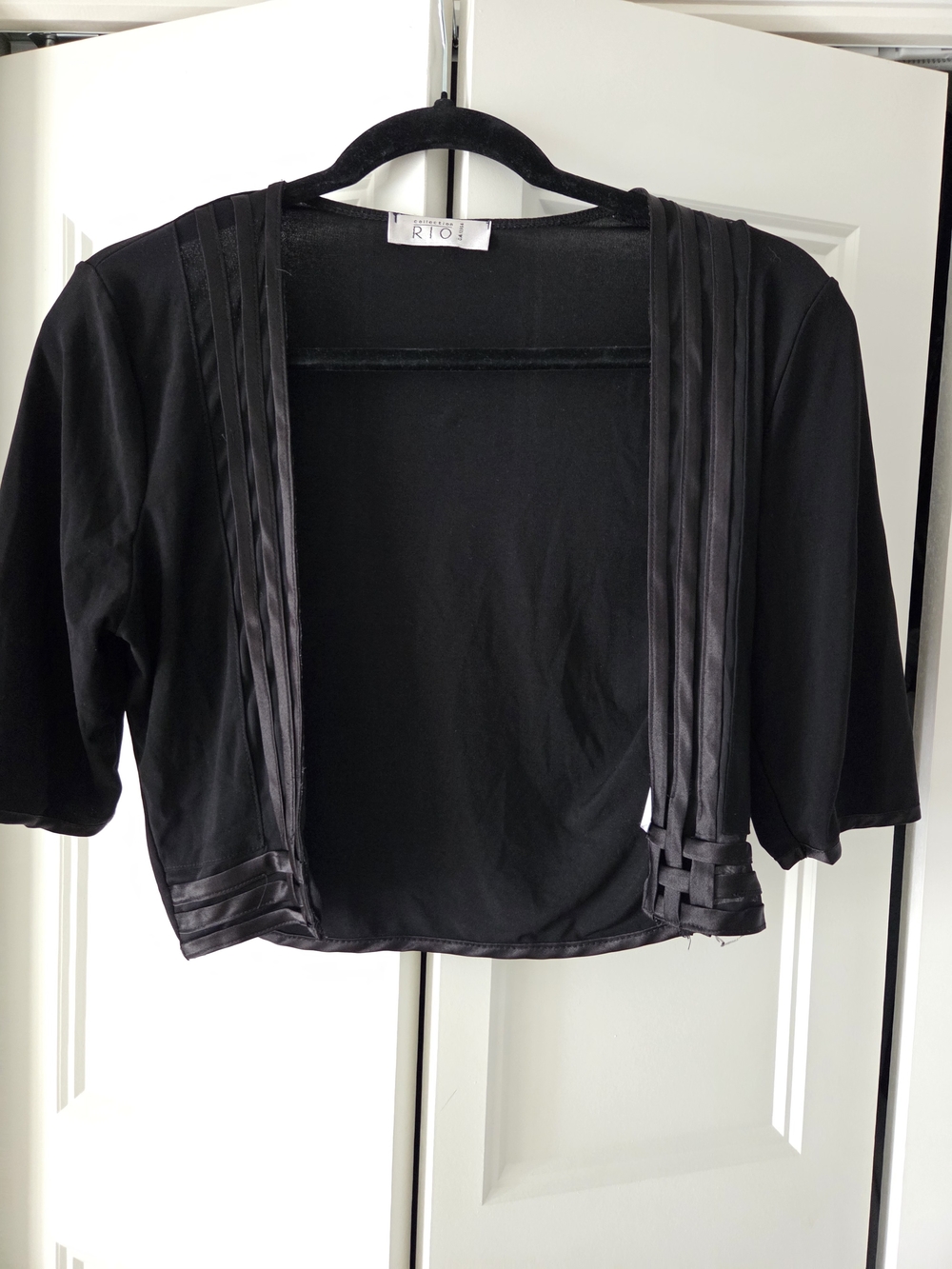 t/o Black Open-Front Satin-Trim Cropped Cardigan